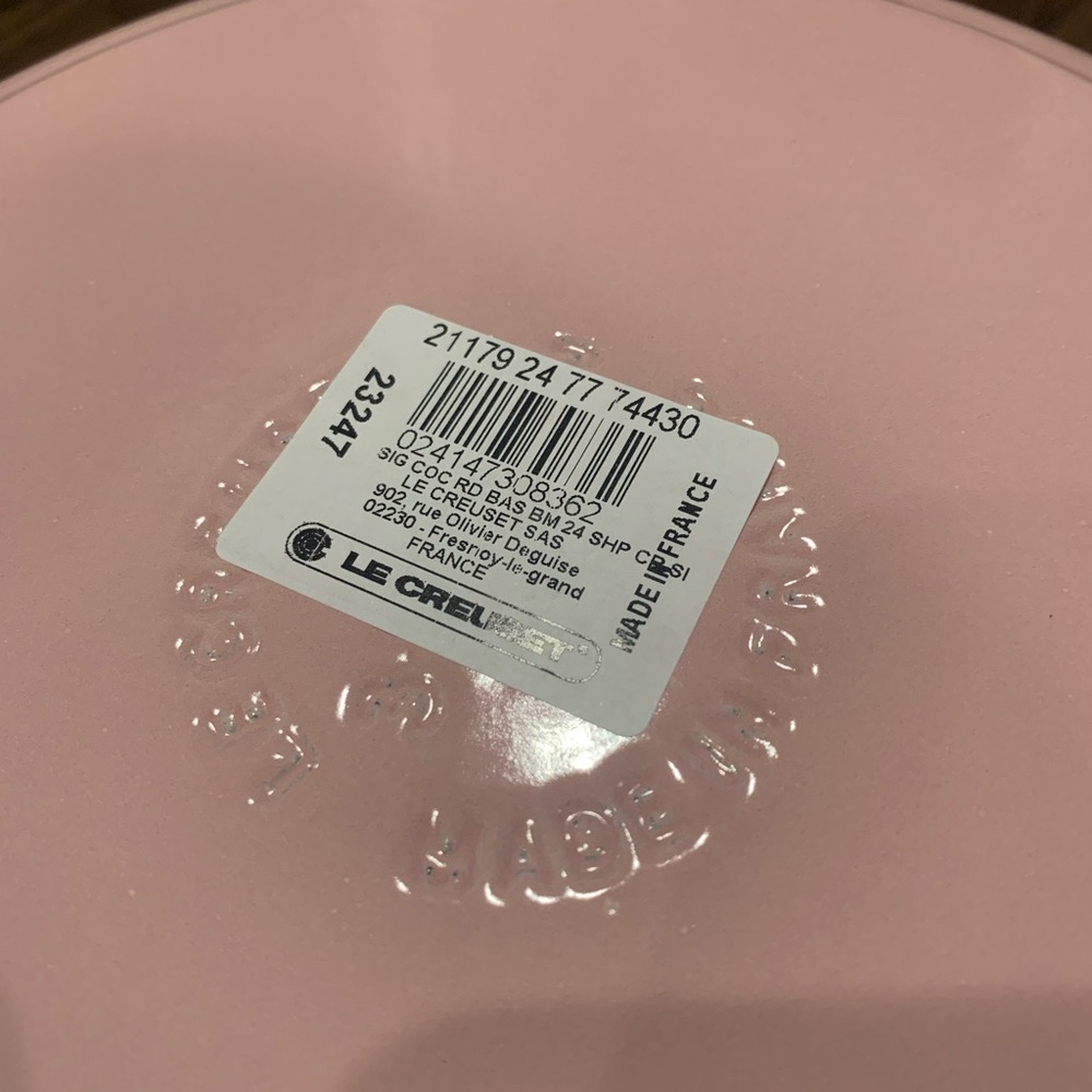 New Le Creuset Shell Pink Wide Round French Oven 24cm - Picture 6 of 7